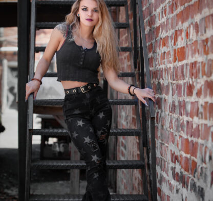 Senior_Portrait_Stairs_Girl