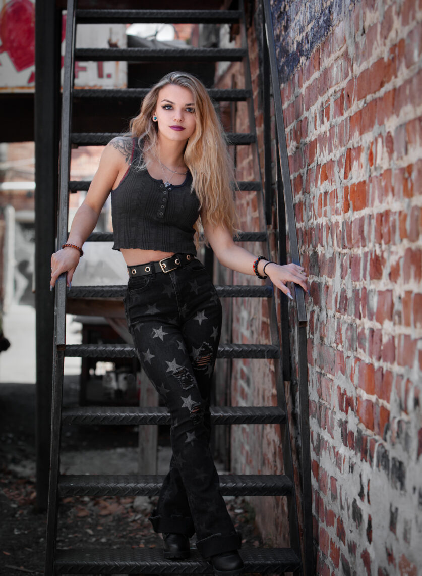 Senior_Portrait_Stairs_Girl